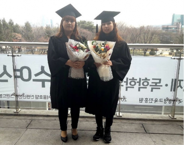 3부녀 과 동문 중 언니 김지혜(왼쪽) 씨와 김지원 씨. 이들 자매와 아버지 김태환 씨는 직장도 같은 직장에 근무하고 있다.