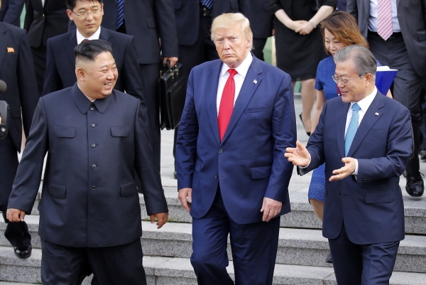 문재인 대통령이 30일 판문점 자유의 집에서 열린 김정은 북한 국무위원장과 트럼프 미국 대통령의 정상회담을 끝내고 나오며 이야기를 나누고 있다. / 사진=뉴시스