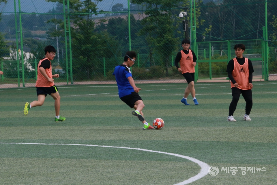 사제동행축구는 학생들에게 학교 생활의 새로운 활력소가 되고 있다.