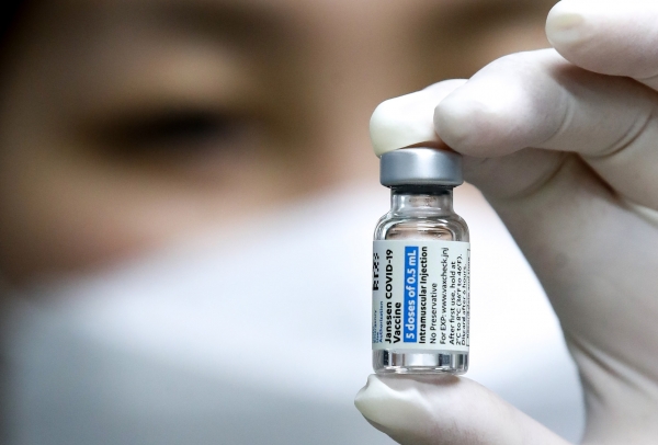 30세 이상 예비군·민방위 등에 대한 코로나19 얀센 백신 접종이 시작된 10일 오후 예방접종 의무 위탁의료기관인 인구보건복지협회 제주가족보건의원 접종실에서 의료진이 얀센 백신을 들고 있다. 2021.06.10. / 사진=뉴시스