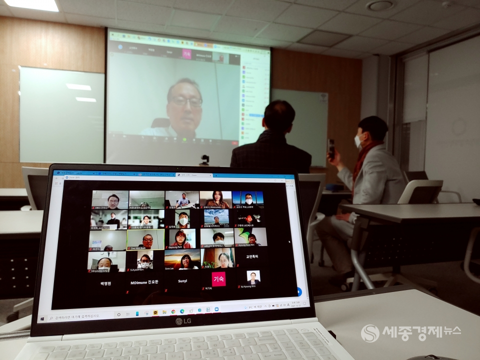 혁신신약살롱 오송 모임에 참여한 참여자와 온라인 화면을 통해 의견을 나누는 모습.