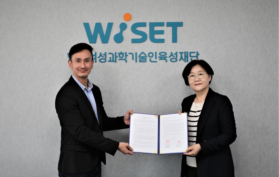 WISET과 한국마이크로소프트는 지난 19일 WISET회의실(서울소재)에서 미래신기술 여성인재 육성을 위한 업무협약을 체결했다. 왼쪽부터 마이크로소프트 Philanthropies Asia lead Hosea Lai와 WISET 안혜연 이사장. / WISET