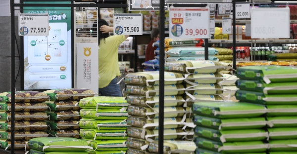 쌀 재고로 인한 지역농협 손실액이 올해 2700억원에 달할 거라는 전망이 제기됐다. 사진은 지난 9월 서울 시내 한 대형마트에 쌀 상품이 진열된 모습. 사진=뉴시스 제공.