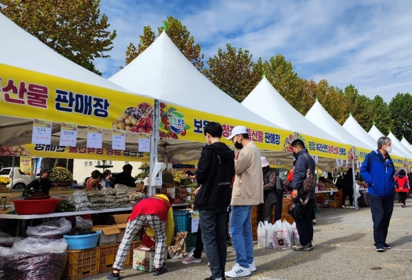 보은 대추 온라인 축제가 개막한 14일 군청 대형주차장에서는 농·특산물을 판매하는 한마당 장터가 열렸다. 사진=뉴시스 제공.