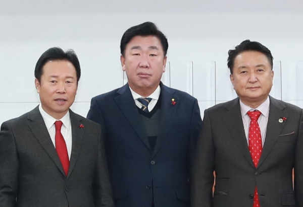 20일 충북도-시장군수 회의에 참석한 김영환(오른쪽) 지사와 이범석(가운데) 청주시장 / 사진=뉴시스