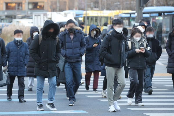 강력한 한파가 찾아온 14일 오전 서울 종로구 광화문네거리에서 직장인들이 두꺼운 겉옷을 입고 출근하고 있다. 2022.12.14. / 사진=뉴시스<br>
