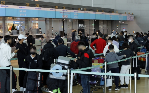2022년 마지막날을 하루 앞둔 30일 인천국제공항 제2터미널 출국장이 해외 여행객 등으로 붐비고 있다. 2022.12.30. / 사진=뉴시스