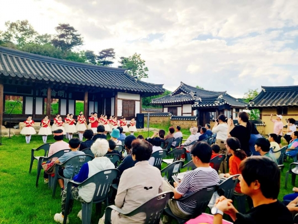 지난 19일, 문의향교에서 KBS 어린이합창단이 동요콘서트 '고향의 봄'을 부르며 마을 주민과 함께했다.